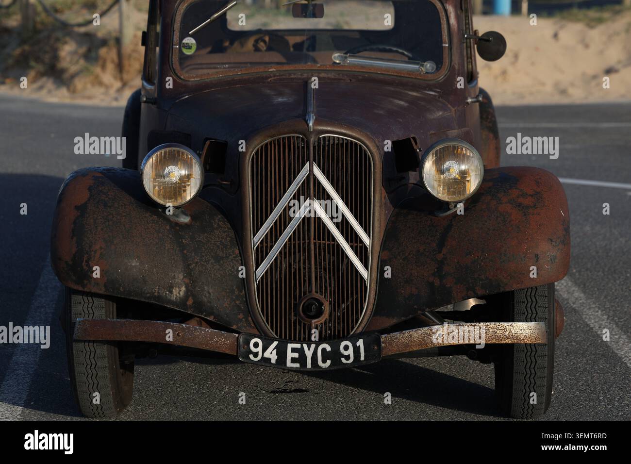 Une voiture Citroën vintage des années 1940 en Normandie, France le 6 juin 2026, le 82ème anniversaire du jour J. Banque D'Images