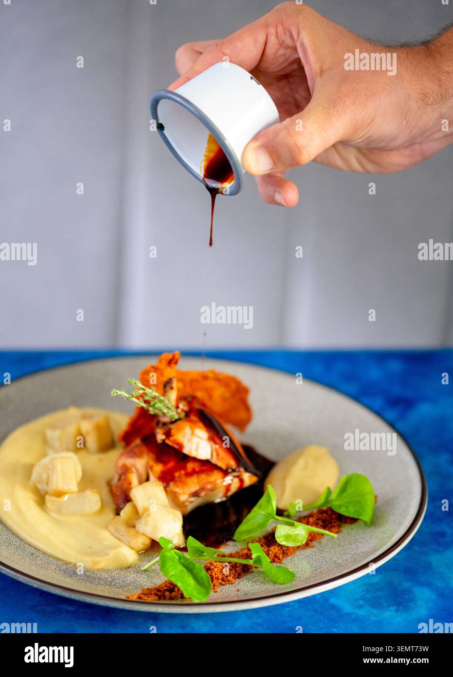 Délicieux plat gastronomique avec saveurs et textures présenté sur une assiette élégante Banque D'Images