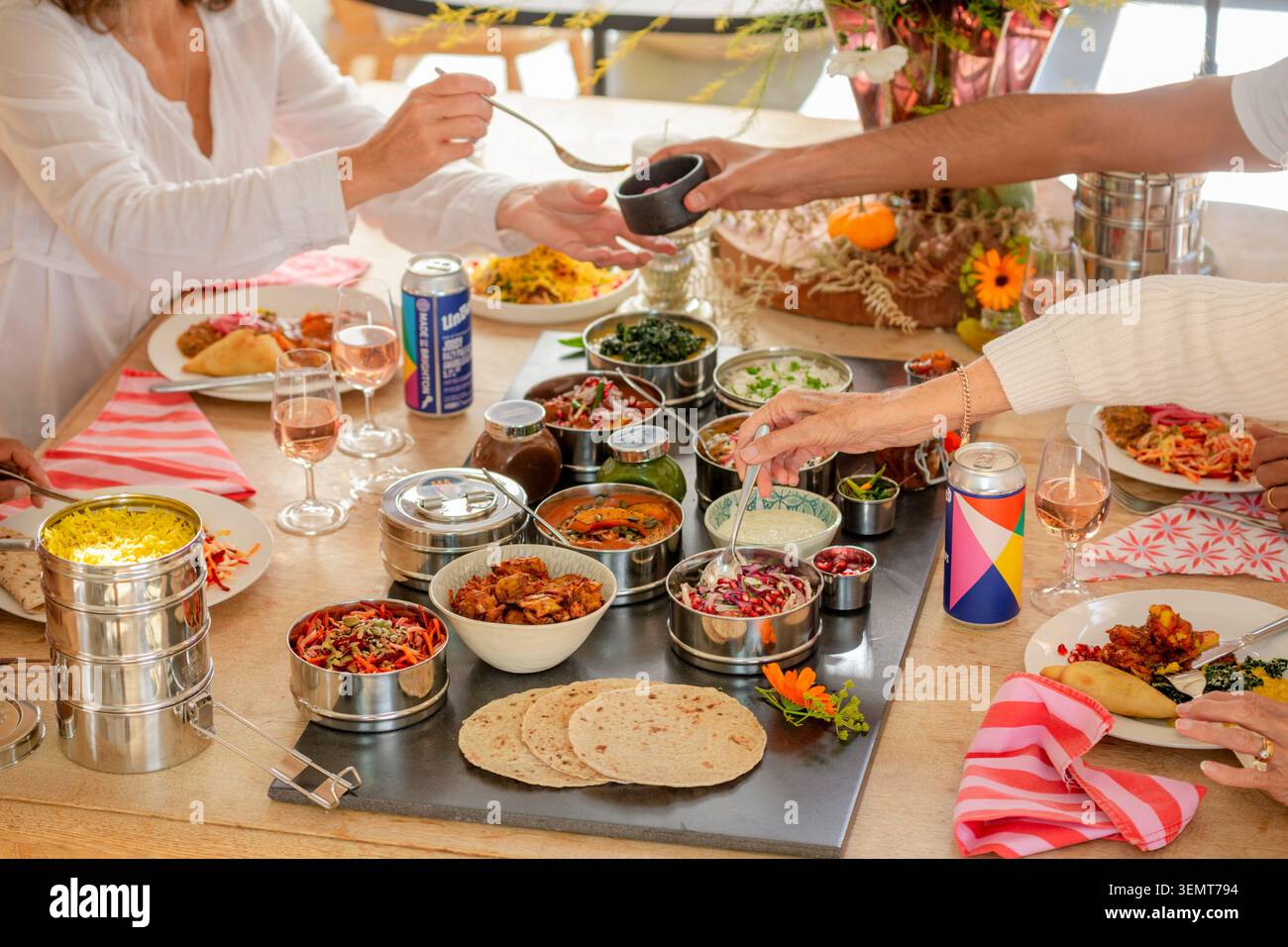 Délicieux festin indien avec plats vibrants et joyeux partage lors d'un rassemblement animé Banque D'Images
