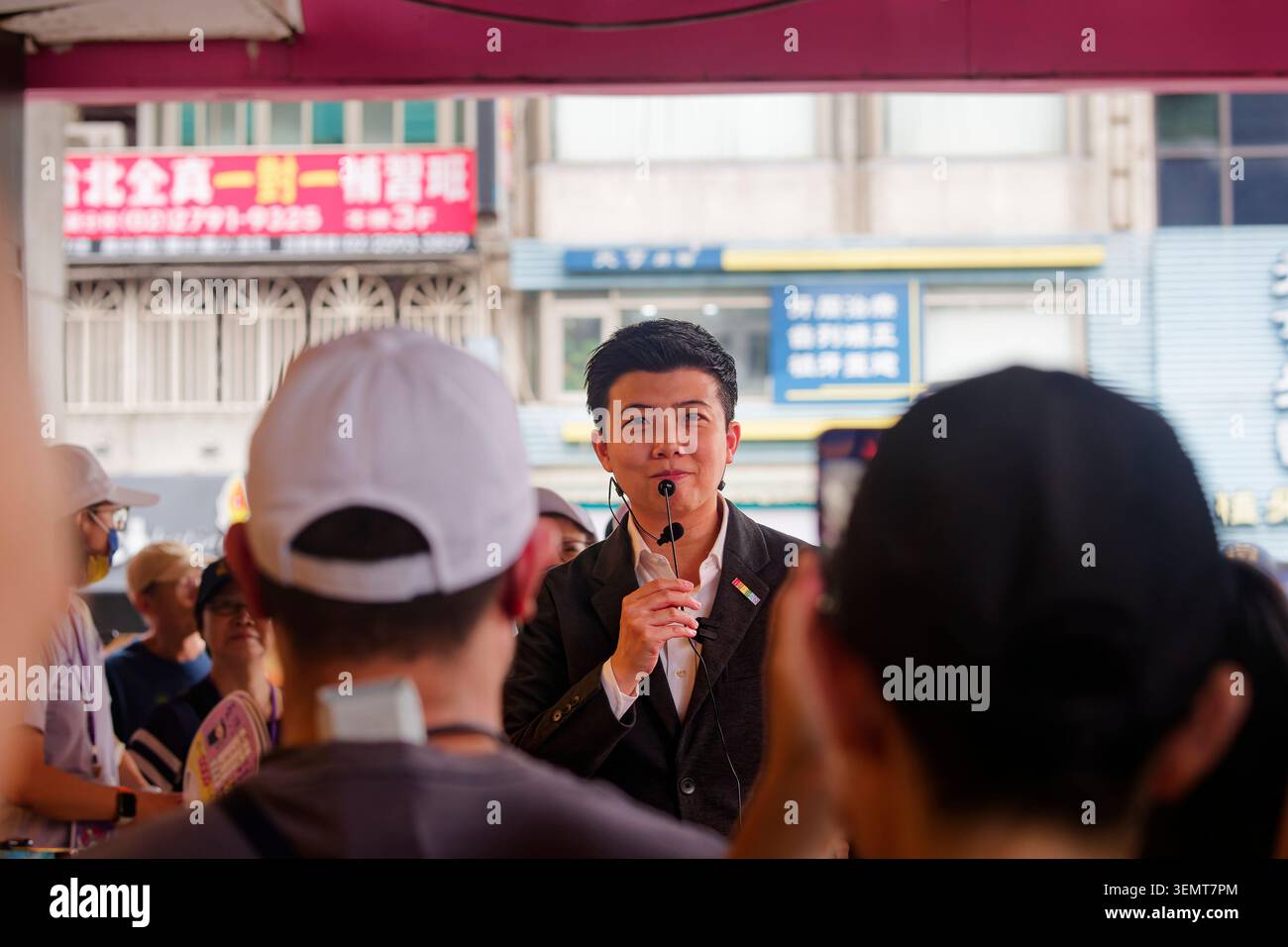 Taipei, Taïwan - 19 juillet 2025 : Miao Poya, conseiller municipal de Taipei, parle lors d'un rassemblement politique devant une foule nombreuse. Banque D'Images
