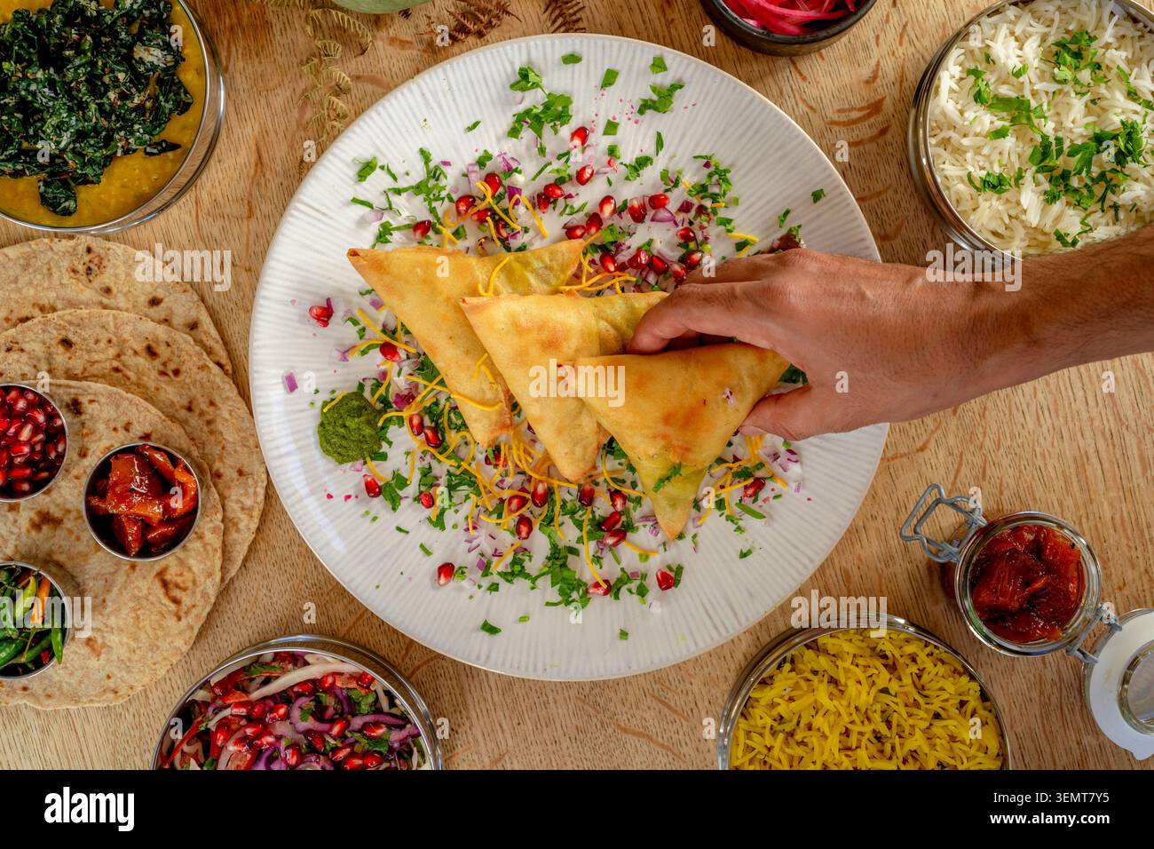 Délicieux Indian Street Food Feast apporte saveurs et couleurs à la table à manger Banque D'Images