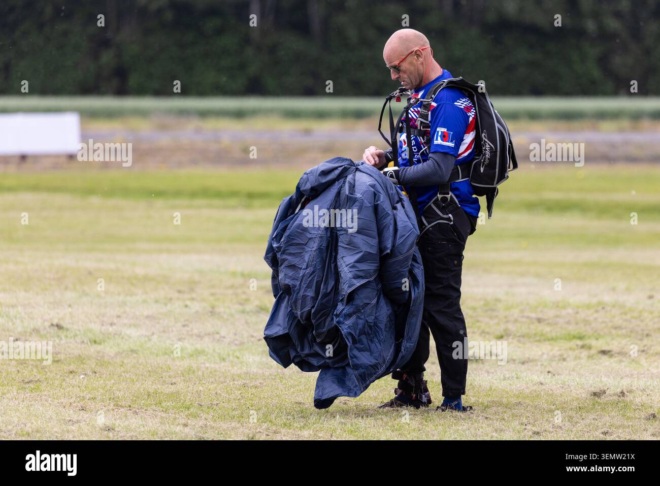 Parachutiste rangé après une exposition à l'aérodrome de Shobdon, Herefordshire Banque D'Images