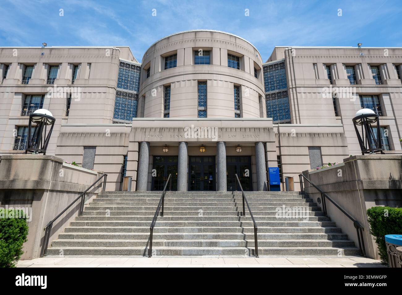 Entrée de la Bibliothèque de droit Edward Bennett Williams Georgetown Washington DC | WASHINGTON D.C., États-Unis — La Bibliothèque de droit Edward Bennett Williams occupe un pâté de ville entier du Georgetown University Law Center au 111 G Street NW, son entablement inscrit couronnant une entrée à colonnades sous un volume de salle de lecture vitré, courbé et à plusieurs baies. Hartman-Cox Architects a achevé le bâtiment en 1989 comme première phase d’une extension qui devait tripler environ la superficie du campus du Law Center. L’entreprise a conçu cette façade en maçonnerie d’inspiration classique pour compléter et contraster avec l’œuvre adjacente d’Edward Durell Stone. Banque D'Images