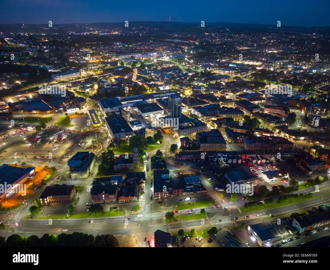 Vue aérienne du centre-ville de Blackburn, Lancashire, Angleterre, prise la nuit. Banque D'Images