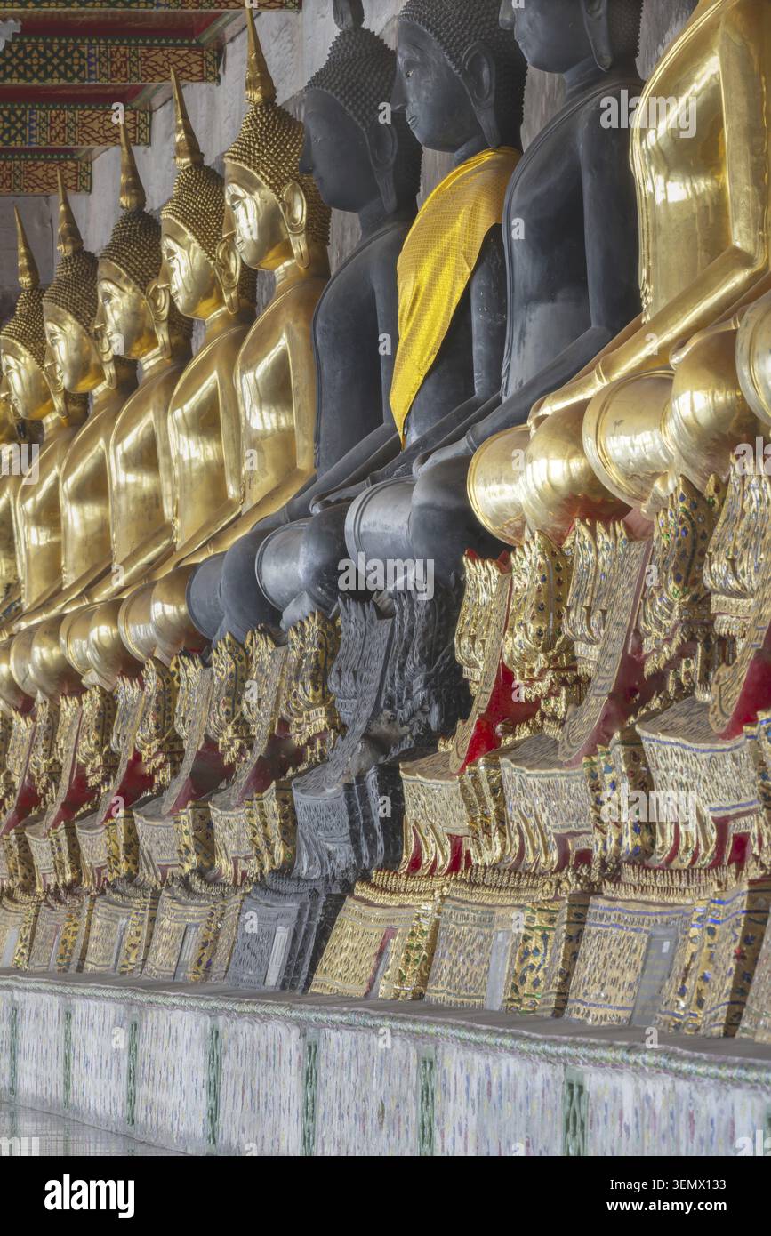 Statues dorées et noires de Bouddha (Bhumispara-mudra : Bouddha Gautama au moment des lumières), Wat Suthat Thepwararam, Temple Royal, Phra Nakhon, Banque D'Images