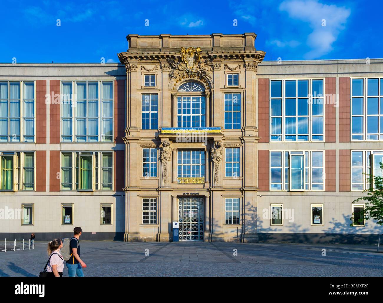 Vue de face de l'ESMT Berlin, l'École européenne de gestion et de technologie, installée dans l'ancien bâtiment du Conseil d'Etat de la RDA (Staatsratsgebäude). Banque D'Images