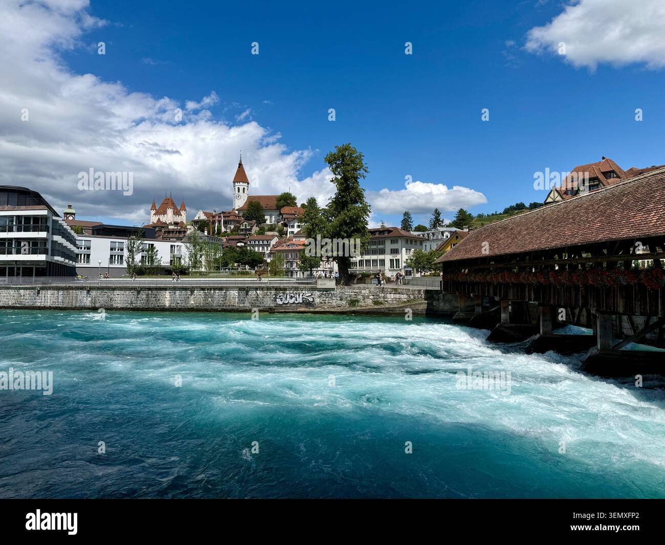 Bâtiments historiques de la vieille ville et église au-dessus du déversoir précipité de l'Aar à Thoune, Suisse - Image de stock capturée avec un smartphone