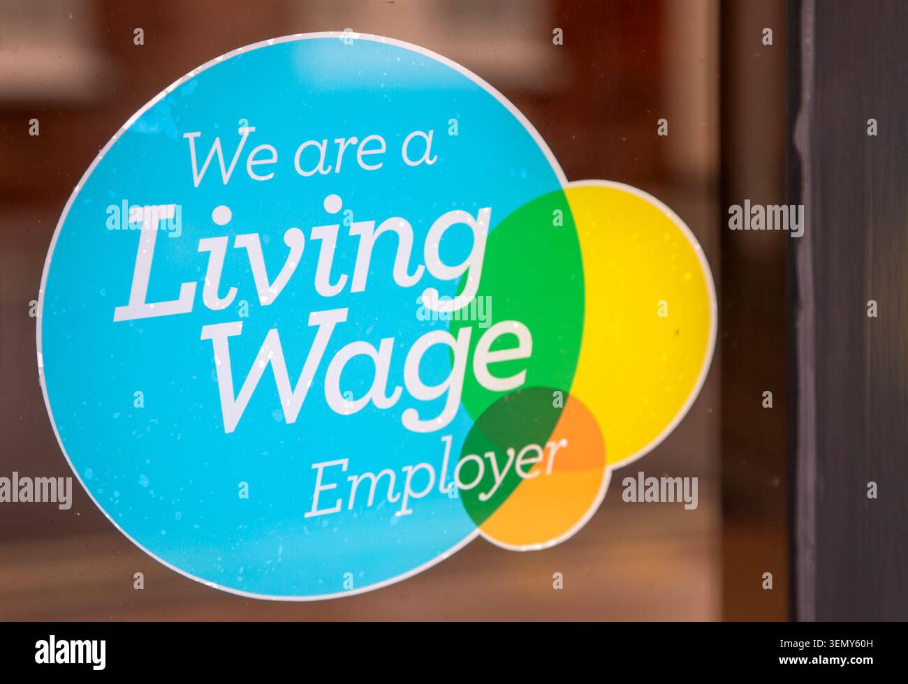 Nous sommes un autocollant de fenêtre d'employeur de salaire vivant, Royaume-Uni Banque D'Images