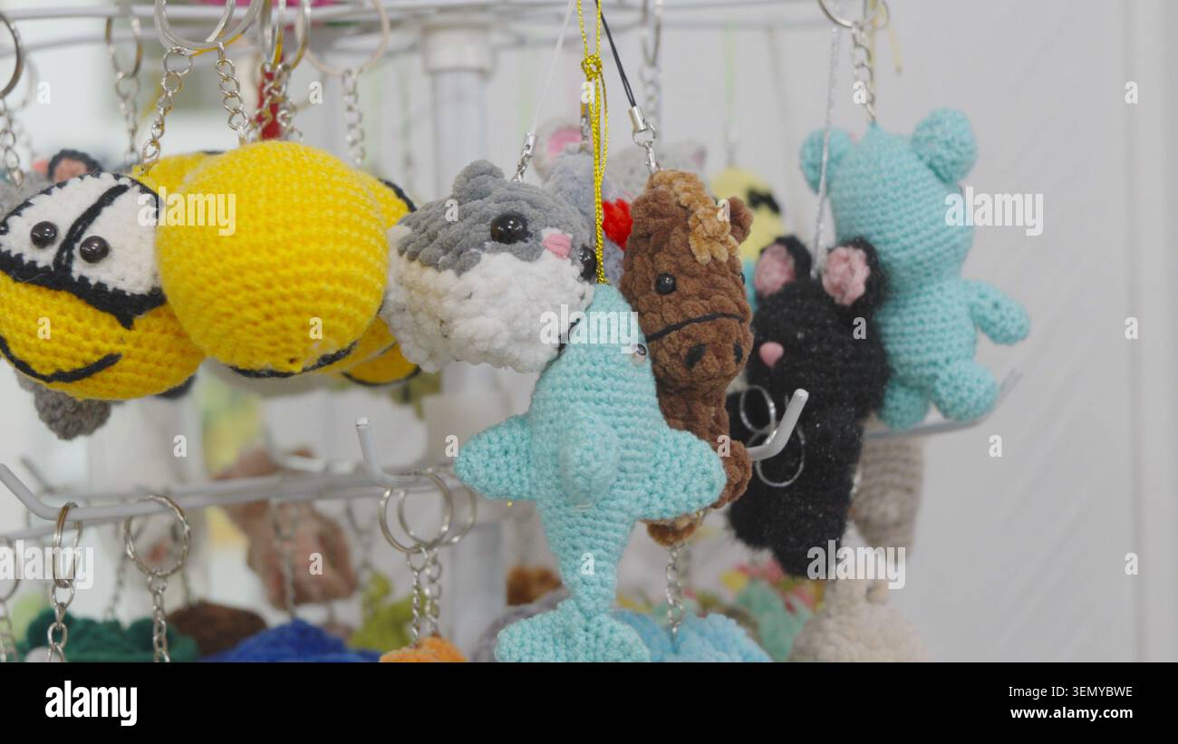 Belle collection d'animaux en peluche colorés doux sur l'étagère du magasin Banque D'Images