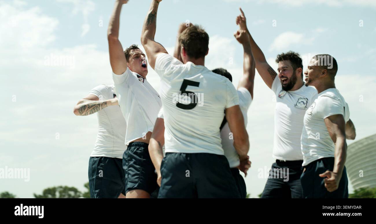 Succès, coup de poing et crier avec l'équipe de joueurs de rugby en plein air pour la victoire du match. Célébration, succès et gagnant avec des gens enthousiastes acclamant Banque D'Images