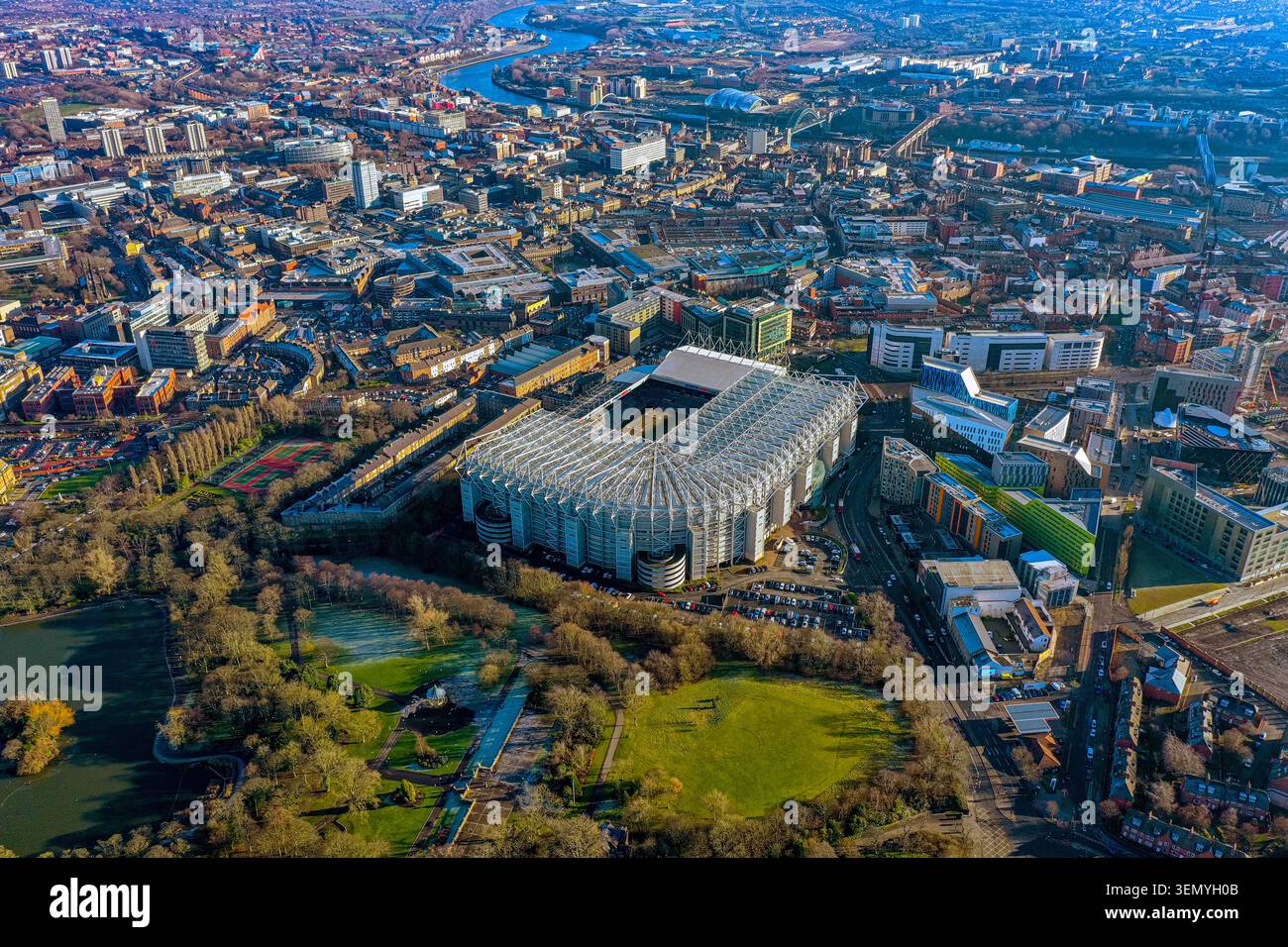 Vue aérienne par drone de St James Park, Newcastle United Stadium, Leazes Park premier plan, River Tyne et ponts, Newcastle upon Tyne, Angleterre, hiver Banque D'Images