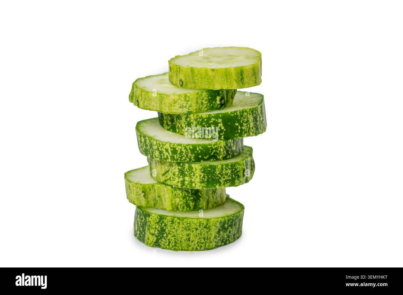 Pile verticale de morceaux de concombre hachés, élément alimentaire végétal biologique pour la conception graphique. Banque D'Images