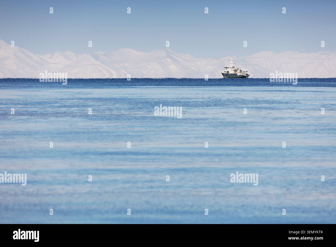 Norvège. Svalbard à la fin de l'hiver et au début du printemps. Longyearbyen. Bateau de patrouille du gouvernement pendant une sortie en mer. Banque D'Images