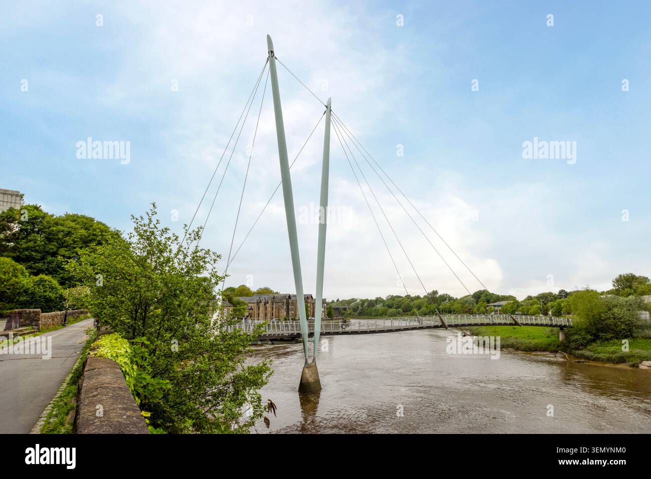 L'architecture moderne du Lune Millennium Bridge, une traversée piétonne et cycliste sur la rivière Lune à Lancaster, Lancashire. Banque D'Images