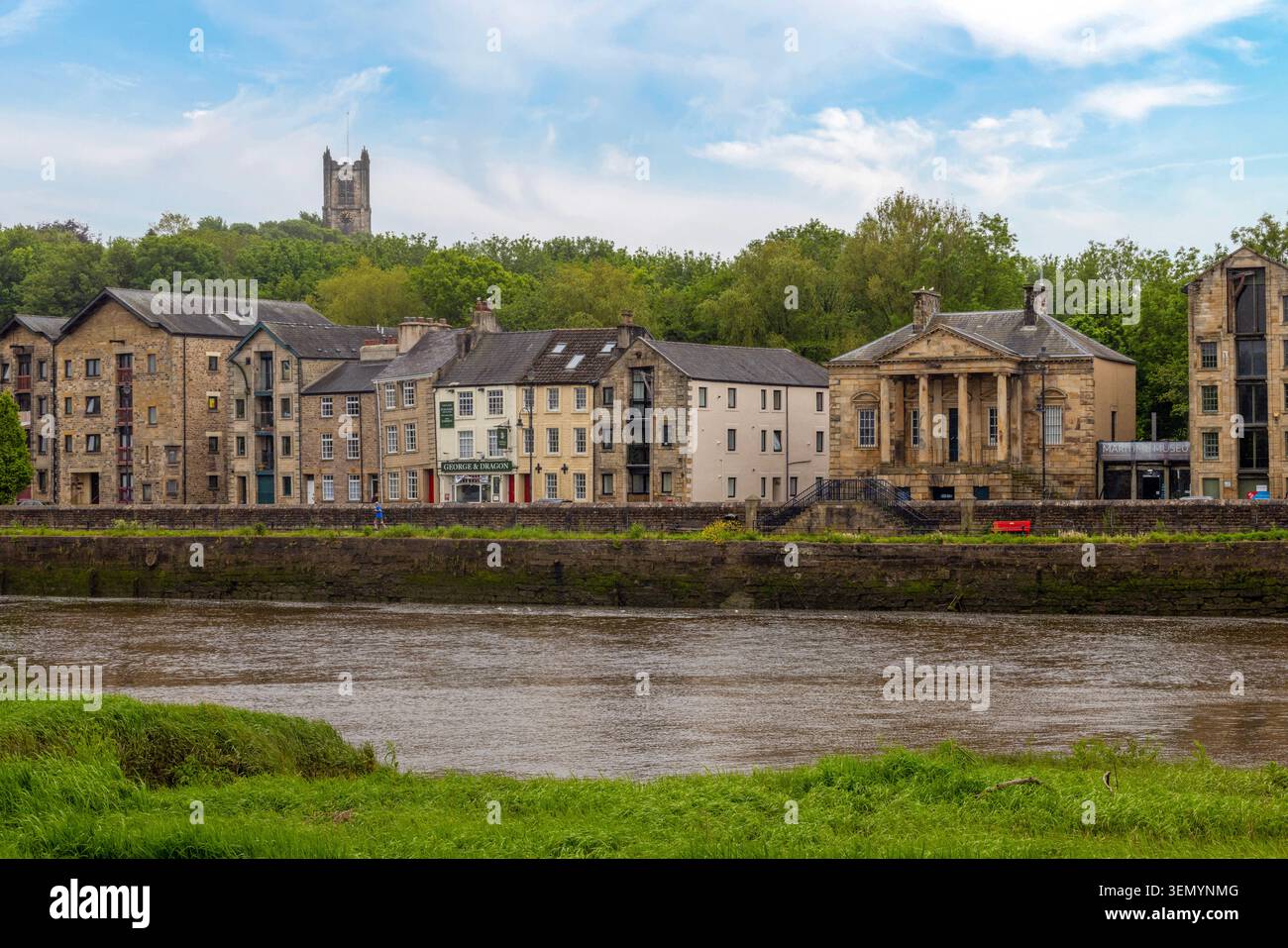 Le front de mer historique et les entrepôts convertis du XVIIIe siècle de St George's Quay le long de la rivière Lune à Lancaster, Lancashire. Banque D'Images