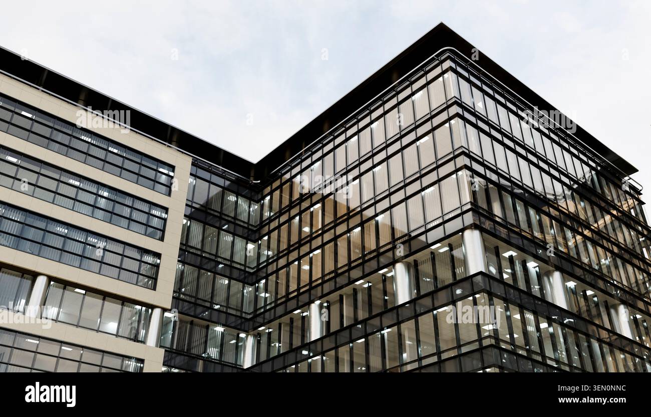 Immeuble de bureaux en verre moderne avec fenêtres réfléchissantes et design géométrique sur fond de ciel. Illustration, rendu Banque D'Images