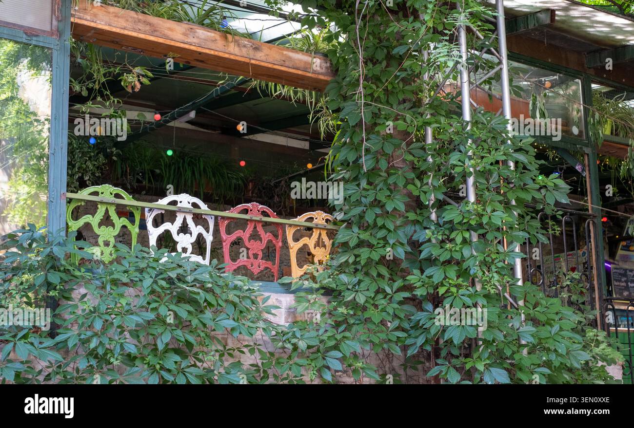 Szimpla Kert, bar en ruine populaire situé dans un ancien bâtiment abandonné de la rue Kazinczy dans le quartier juif historique de Budpaest, en Hongrie. Banque D'Images