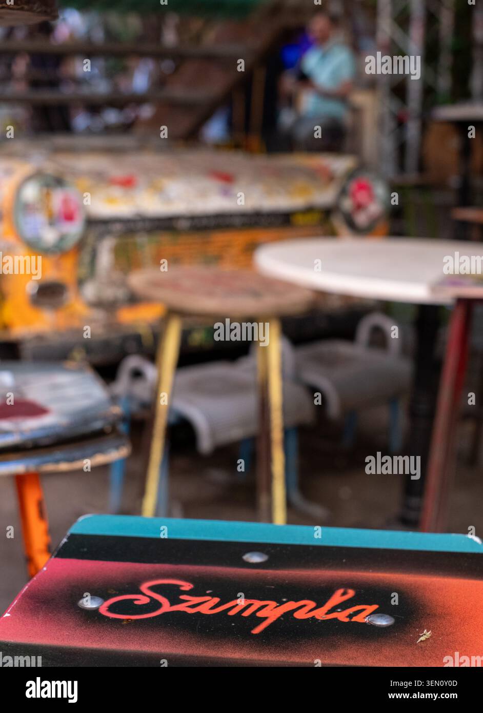 Szimpla Kert, bar en ruine populaire situé dans un ancien bâtiment abandonné de la rue Kazinczy dans le quartier juif historique de Budpaest, en Hongrie. Banque D'Images
