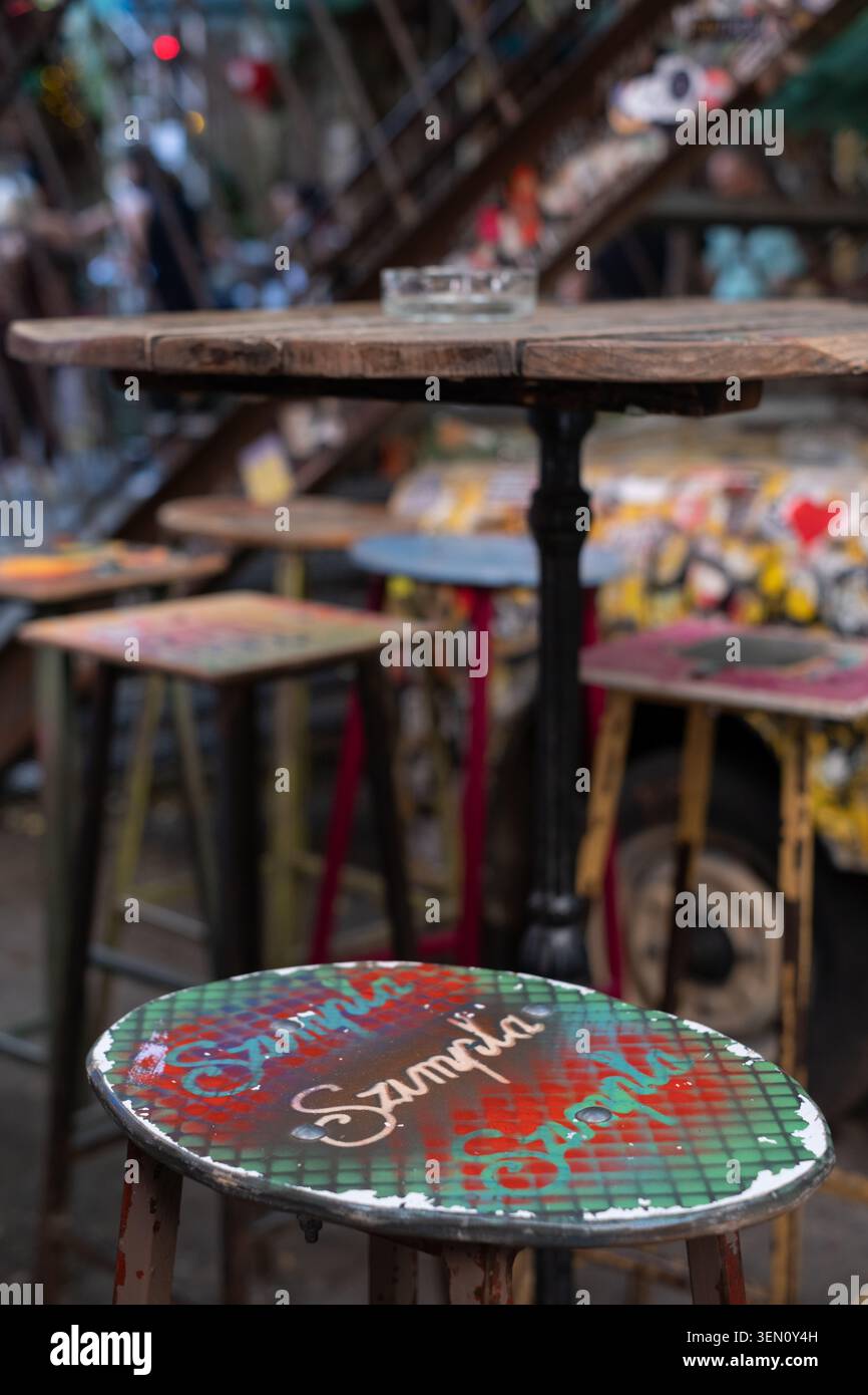 Szimpla Kert, bar en ruine populaire situé dans un ancien bâtiment abandonné de la rue Kazinczy dans le quartier juif historique de Budpaest, en Hongrie. Banque D'Images