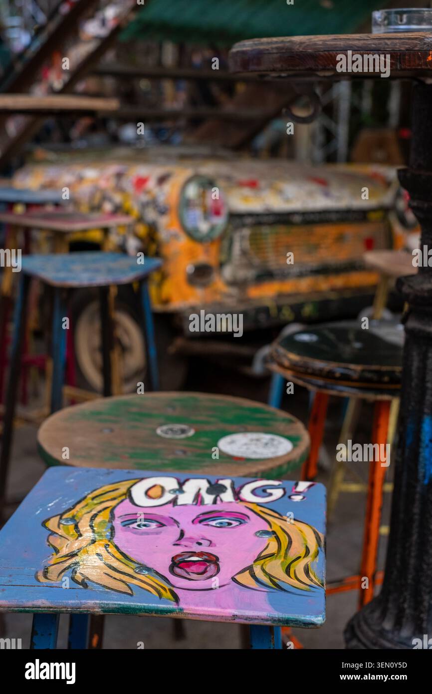 Szimpla Kert, bar en ruine populaire situé dans un ancien bâtiment abandonné de la rue Kazinczy dans le quartier juif historique de Budpaest, en Hongrie. Banque D'Images
