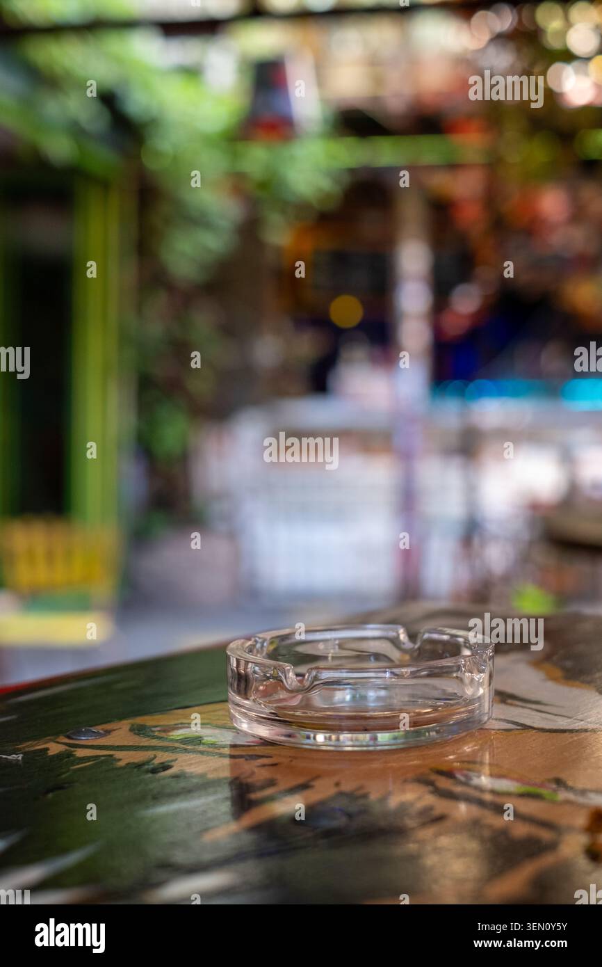 Szimpla Kert, bar en ruine populaire situé dans un ancien bâtiment abandonné de la rue Kazinczy dans le quartier juif historique de Budpaest, en Hongrie. Banque D'Images