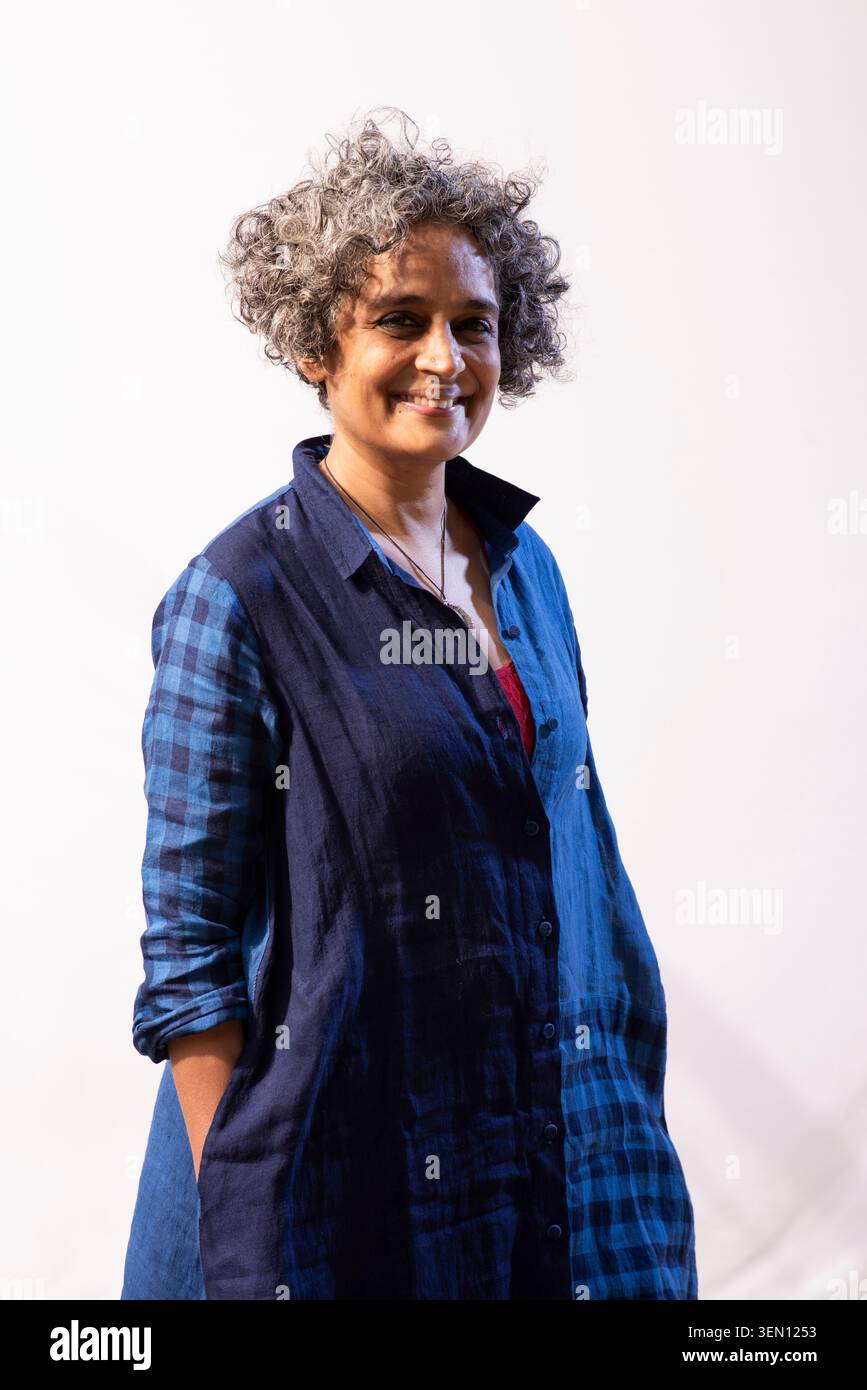 Portrait de Suzanna Arundhati Roy est une auteure indienne surtout connue pour son roman le Dieu des petites choses (1997), qui a remporté le Booker Prize for Fiction Banque D'Images