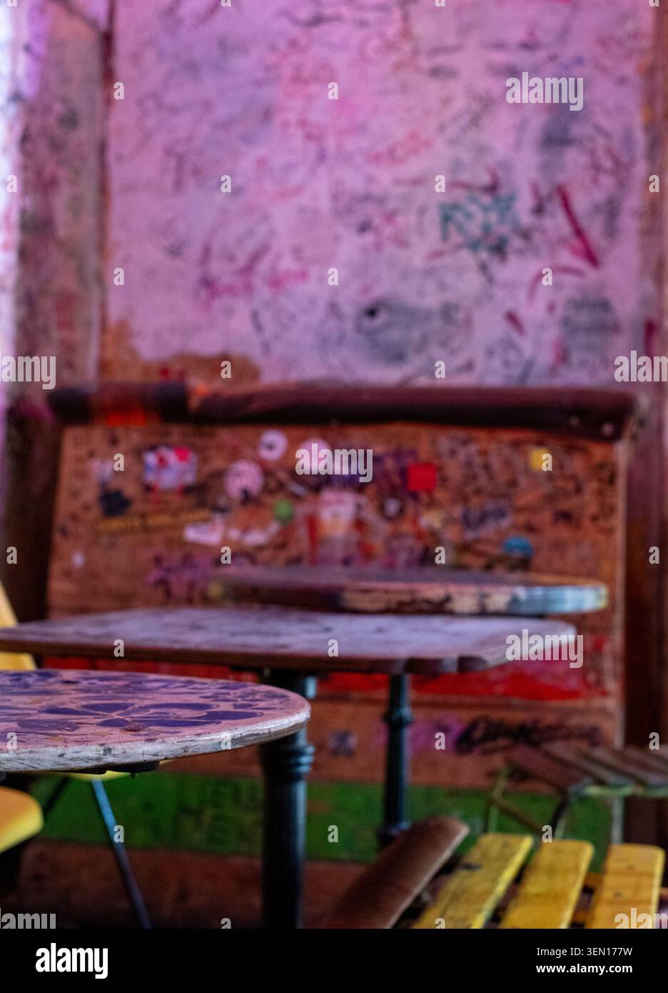 Szimpla Kert, bar en ruine populaire situé dans un ancien bâtiment abandonné de la rue Kazinczy dans le quartier juif historique de Budpaest, en Hongrie. Banque D'Images