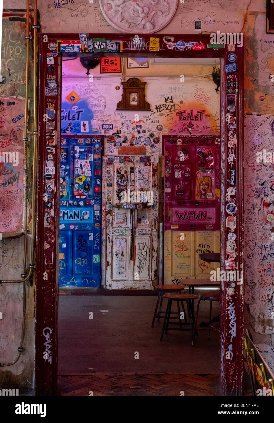Szimpla Kert, bar en ruine populaire situé dans un ancien bâtiment abandonné de la rue Kazinczy dans le quartier juif historique de Budpaest, en Hongrie. Banque D'Images