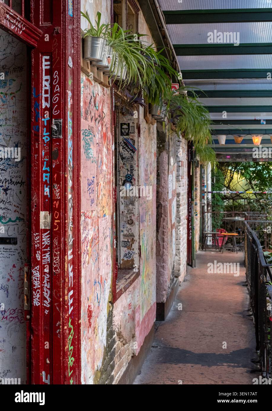 Szimpla Kert, bar en ruine populaire situé dans un ancien bâtiment abandonné de la rue Kazinczy dans le quartier juif historique de Budpaest, en Hongrie. Banque D'Images