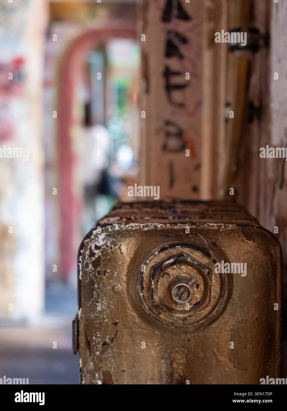 Szimpla Kert, bar en ruine populaire situé dans un ancien bâtiment abandonné de la rue Kazinczy dans le quartier juif historique de Budpaest, en Hongrie. Banque D'Images