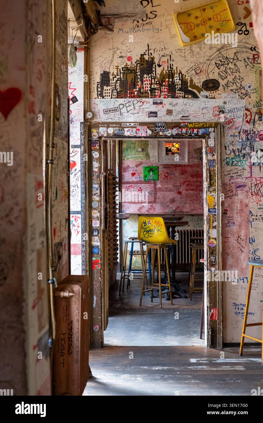 Szimpla Kert, bar en ruine populaire situé dans un ancien bâtiment abandonné de la rue Kazinczy dans le quartier juif historique de Budpaest, en Hongrie. Banque D'Images