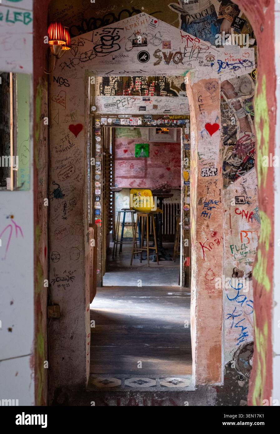 Szimpla Kert, bar en ruine populaire situé dans un ancien bâtiment abandonné de la rue Kazinczy dans le quartier juif historique de Budpaest, en Hongrie. Banque D'Images
