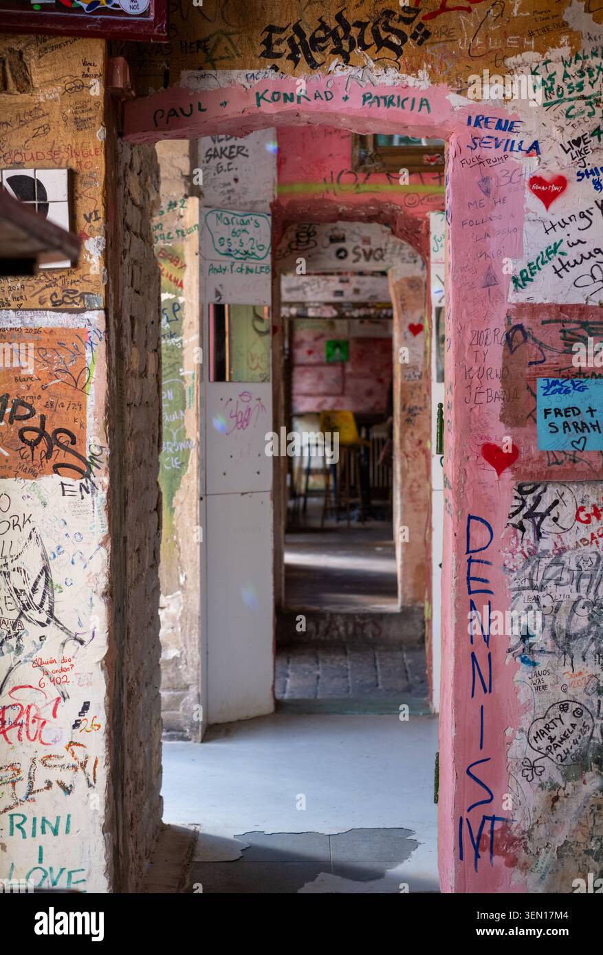 Szimpla Kert, bar en ruine populaire situé dans un ancien bâtiment abandonné de la rue Kazinczy dans le quartier juif historique de Budpaest, en Hongrie. Banque D'Images