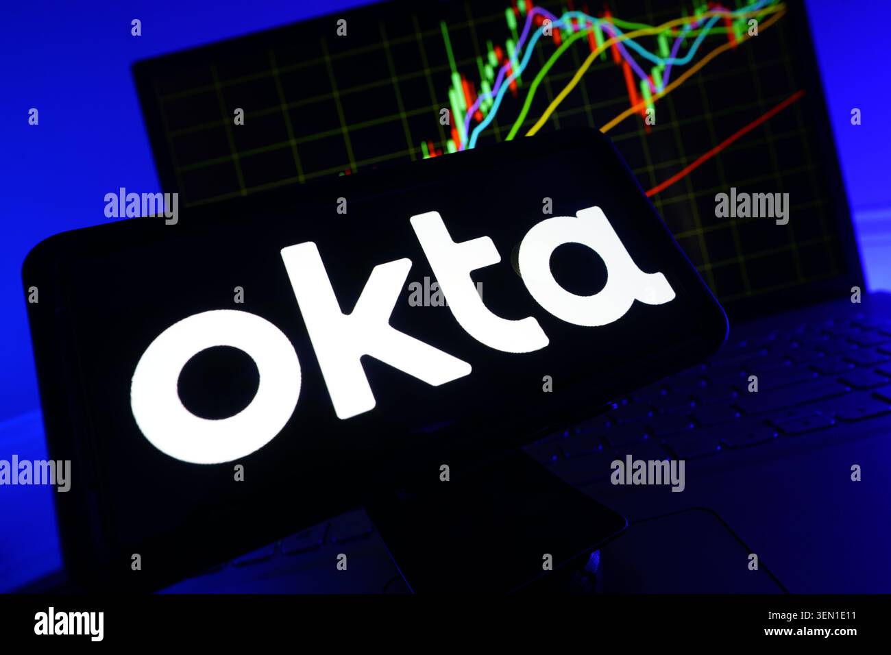Okta leader américain de la gestion des identités et des accès spécialisé dans l'authentification basée sur le cloud et les solutions de sécurité logo sur téléphone mobile Banque D'Images