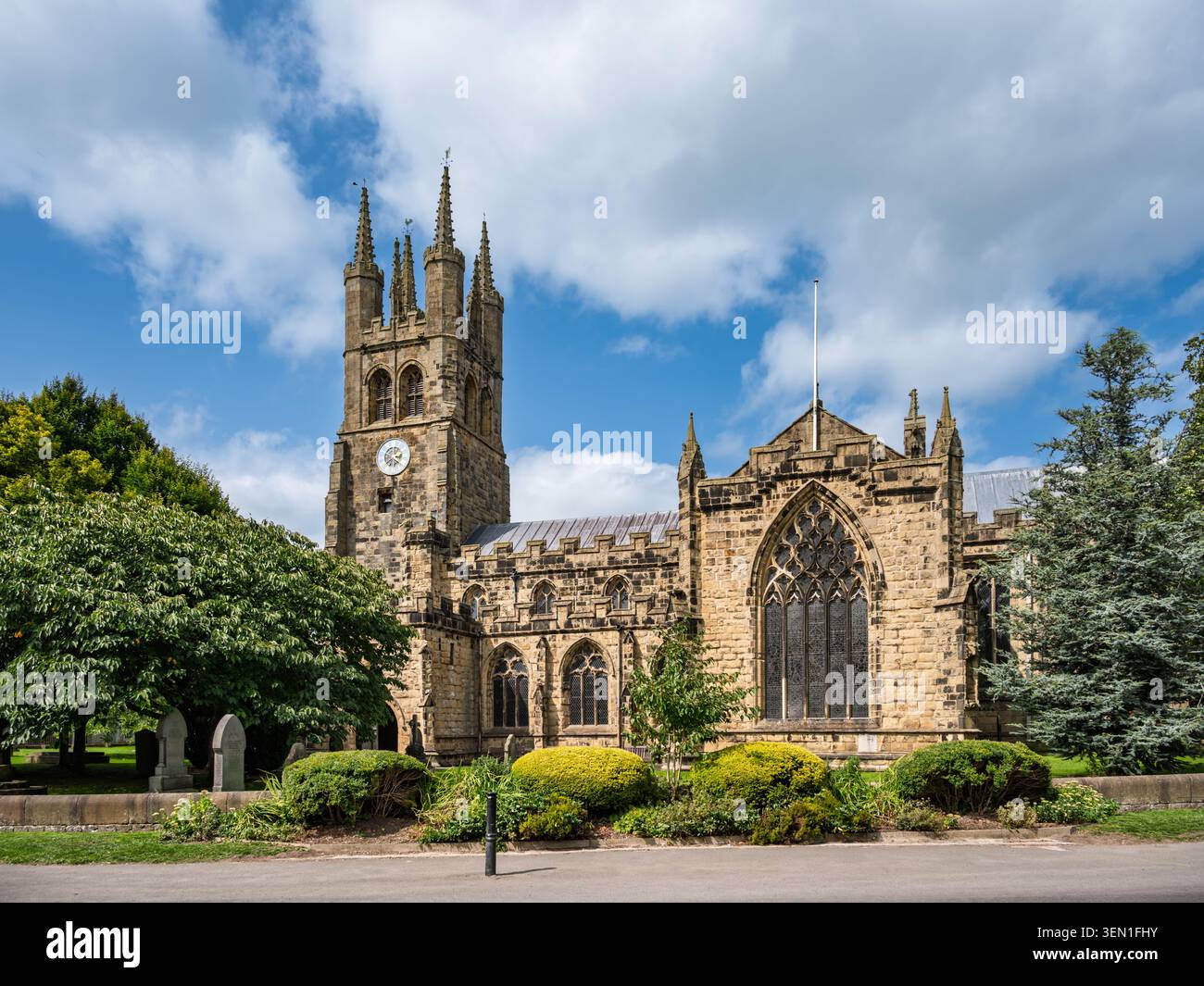 Large vue horizontale du paysage de l'église gothique historique Saint-Jean-Baptiste du XIVe siècle connue sous le nom de cathédrale du pic à Tideswell, Derbysh Banque D'Images