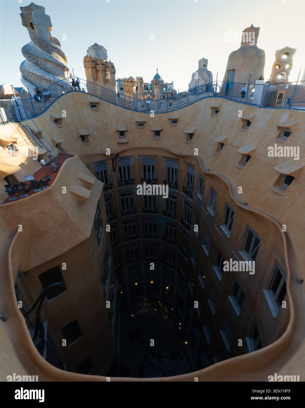 Cour de Casa Mila vue d'en haut à Barcelone, Espagne Banque D'Images