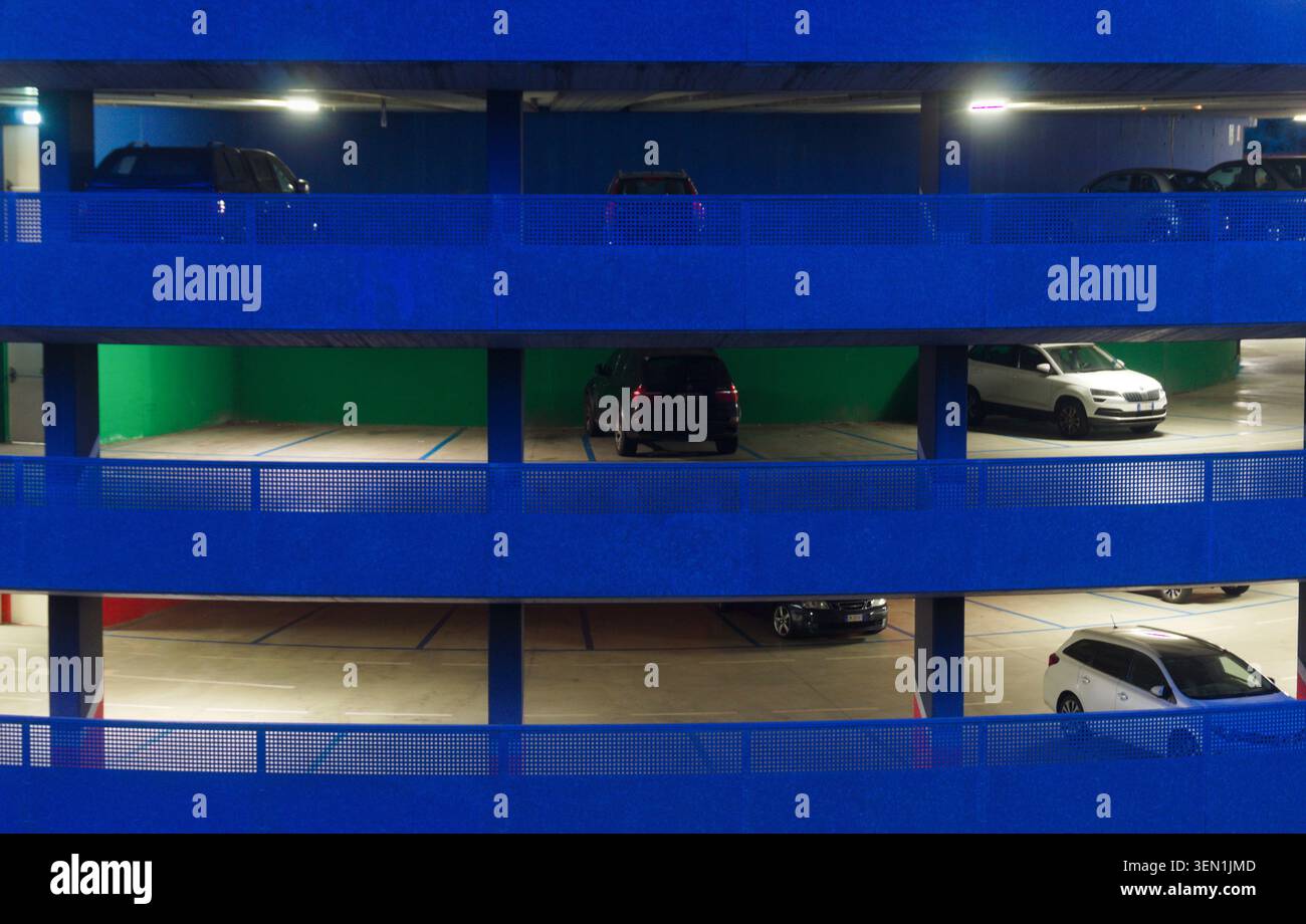 Garage à plusieurs niveaux la nuit Banque D'Images