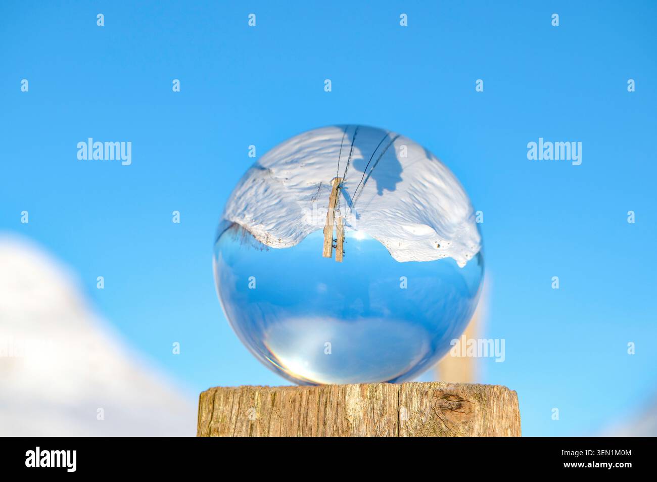 Photographie Lensball dans le paysage hivernal Banque D'Images