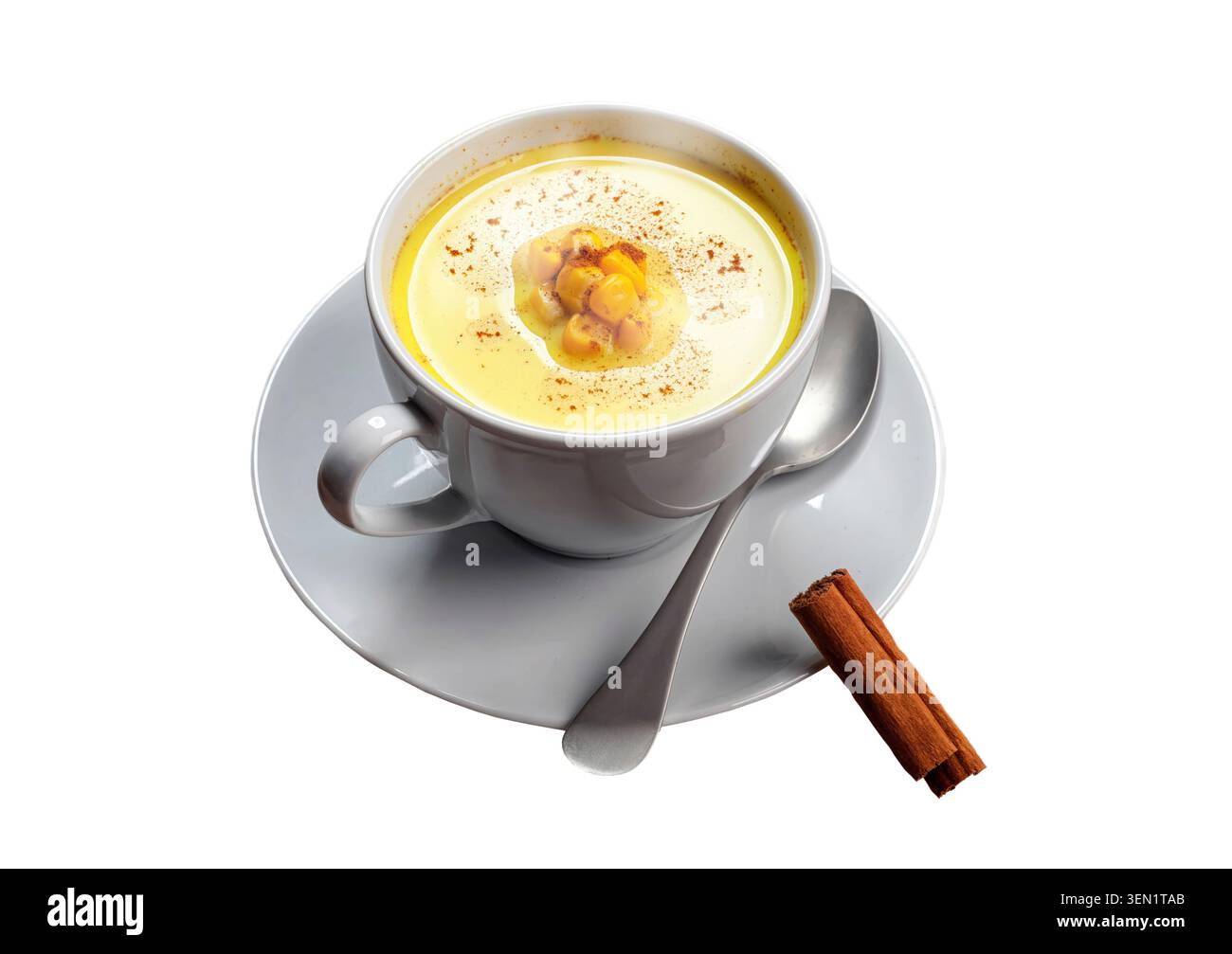 Boisson mexicaine atole, une boisson traditionnelle chaude à base de masa avec des grains de maïs et de la cannelle en poudre, servie dans une tasse en céramique blanche avec un bâton de cannelle, isolé sur fond blanc Banque D'Images