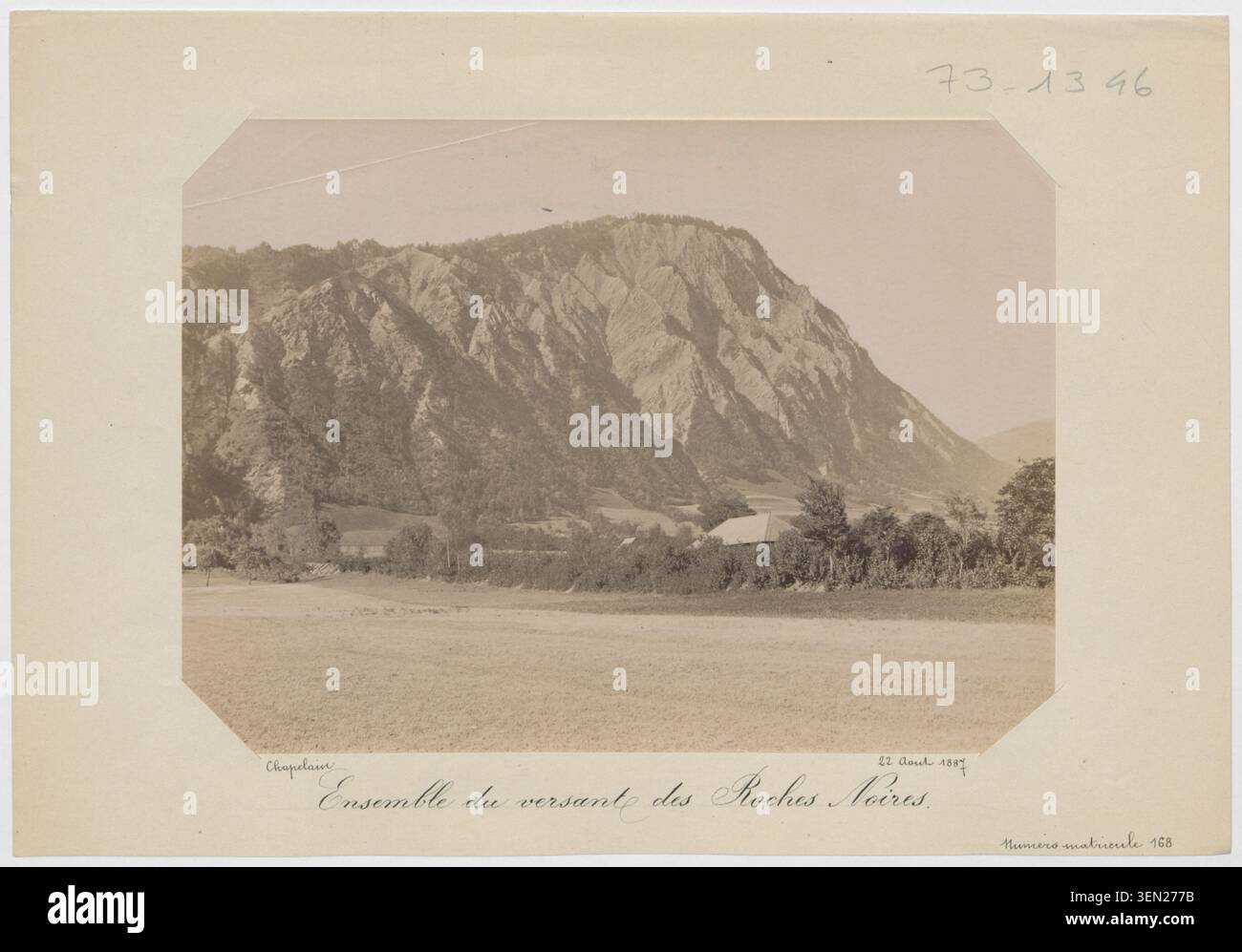 L'ensemble de pistes les roches noires à Saint-Jean-de-Maurienne, Savoie, est enregistré dans une photographie de René Chapelain datant de 1887, documentant les montagnes et la restauration des terres montagneuses. Banque D'Images