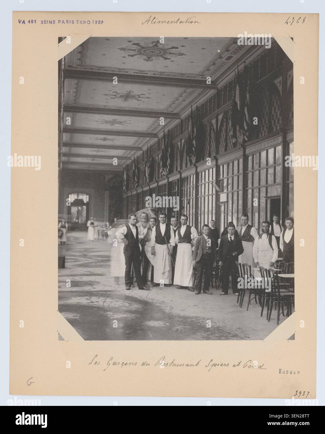 Les membres du personnel du restaurant Spiers et Pond se réunissent lors de l’exposition internationale de 1889 à Paris. La photographie montre des ouvriers de restaurant liés à la restauration d'exposition sur le champ-de-mars. Banque D'Images