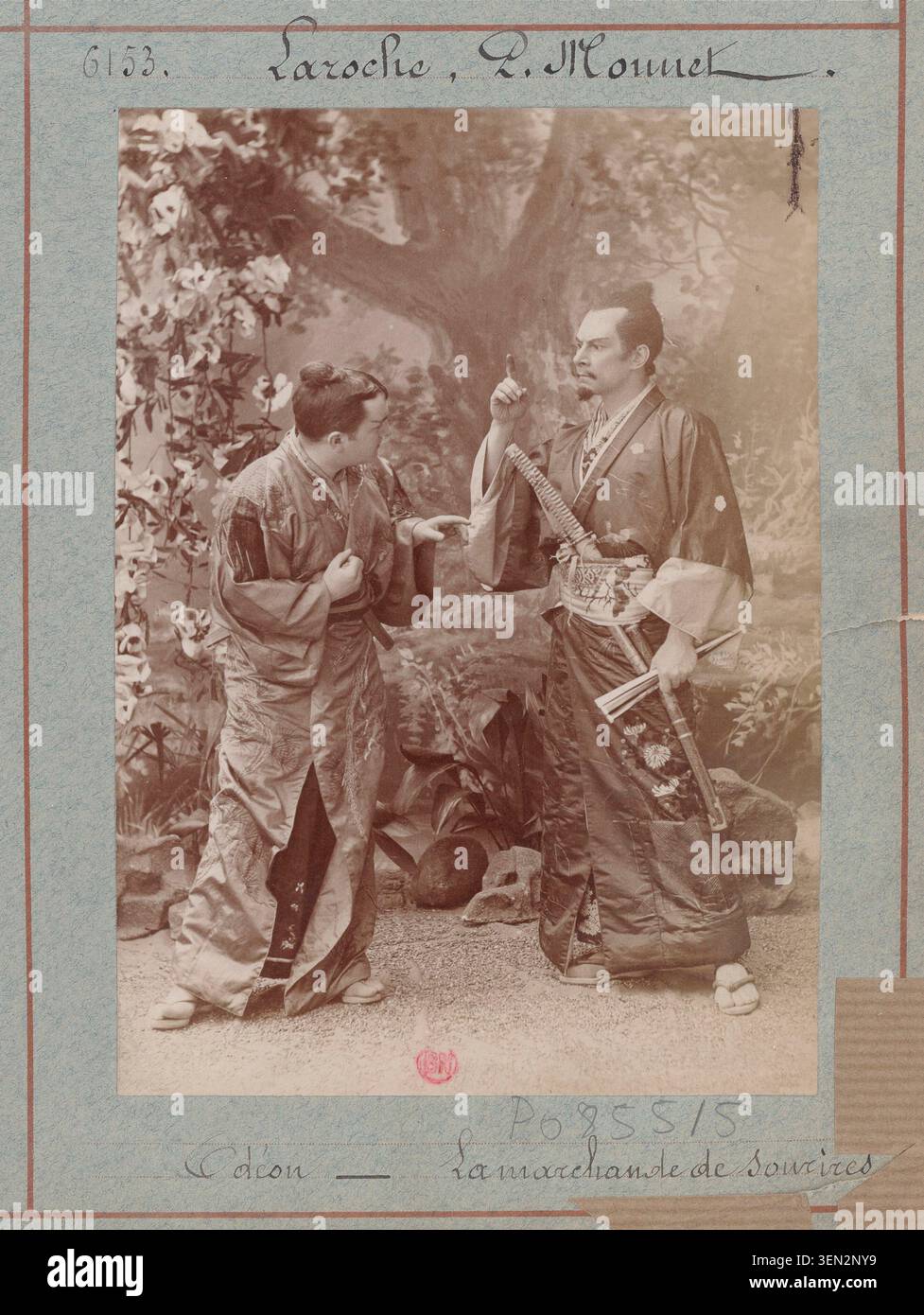 Laroche et Paul Mounet apparaissent dans une photographie de presse produite par l'Atelier Nadar pour le drame en cinq actes « la marchande de sourires » de Judith Gautier au Théâtre de l'Odéon à Paris en 1888, documentant des artistes dans une production théâtrale française. Banque D'Images