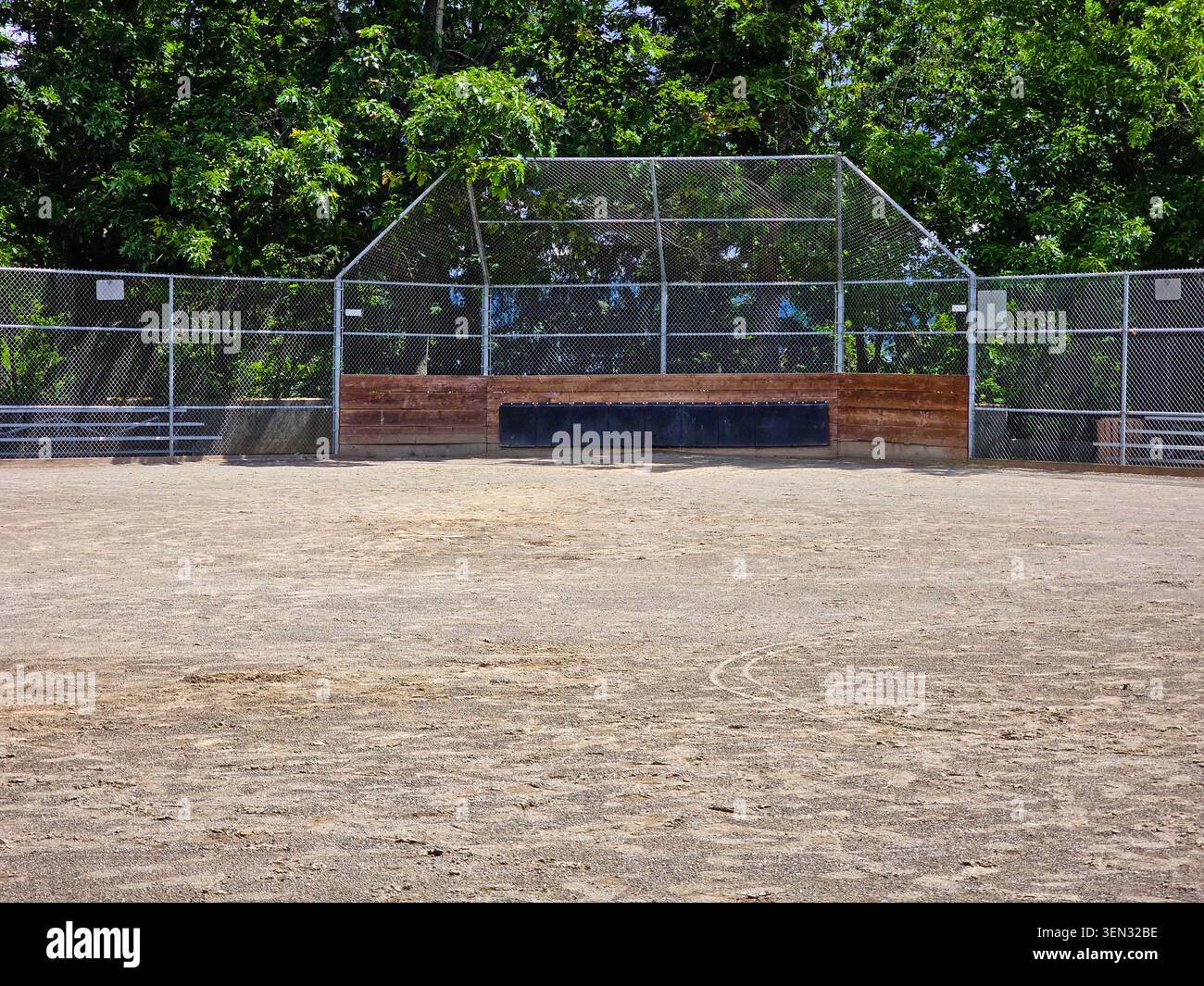 Vider le backstop du terrain de baseball et Dirt Infield au Community Sports Park Banque D'Images