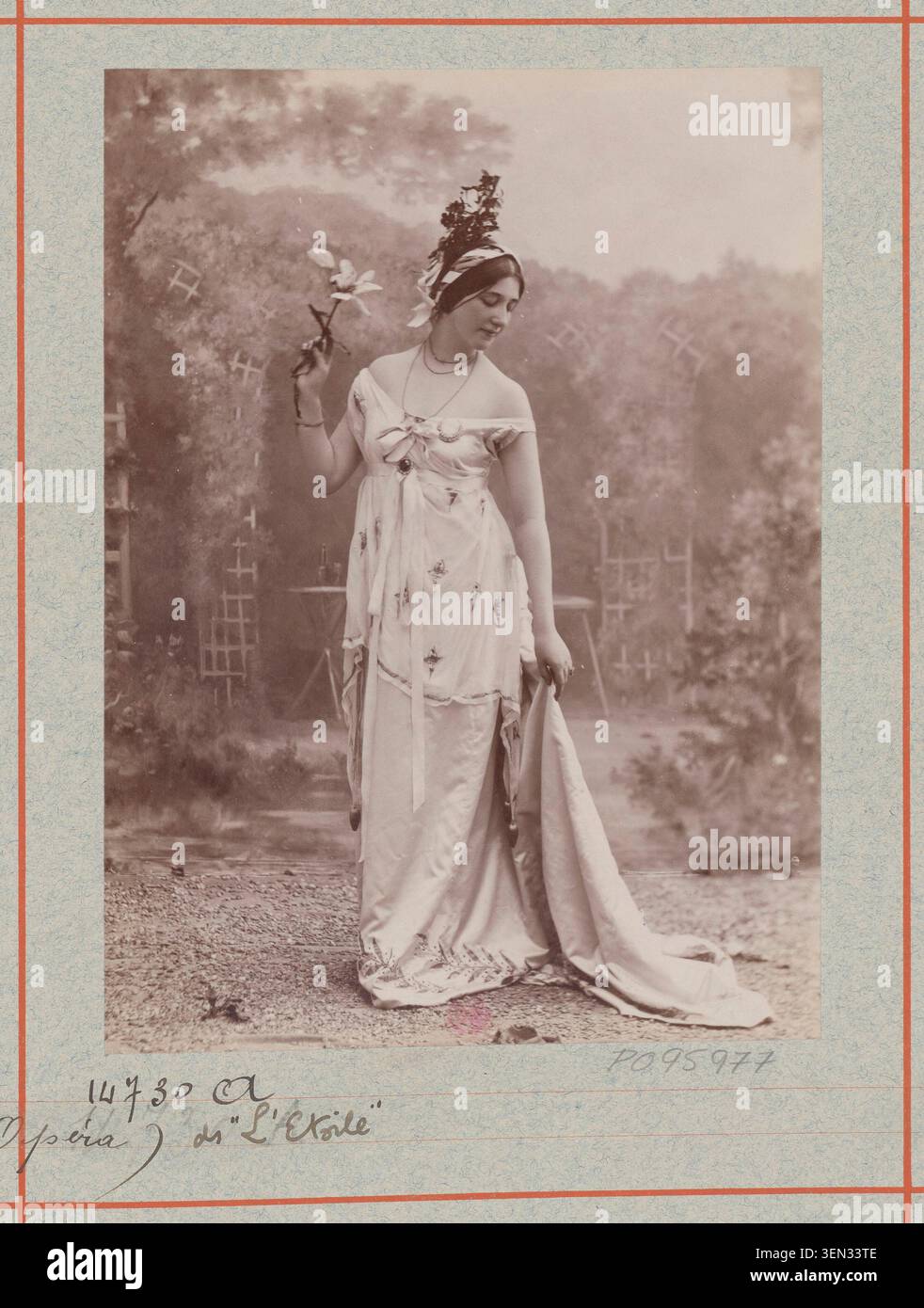 Mlle Labatoux, Jane, se produit au Théâtre national de l'Opéra-Palais Garnier à Paris lors du ballet-pantomime L'étoile le 31 mai 1897. La photographie a été créée par l’Atelier Nadar. Banque D'Images