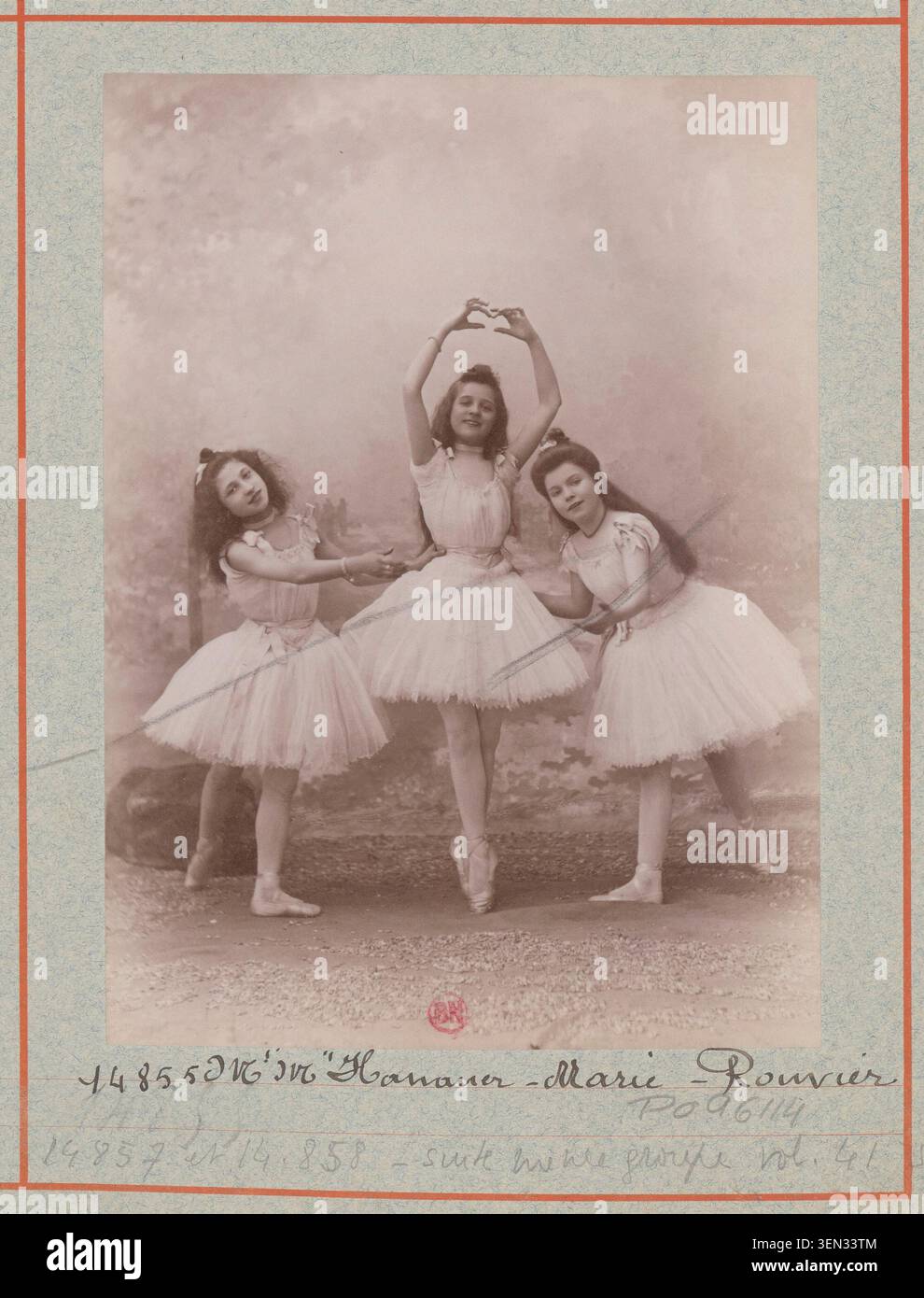 Mlles Marie Hanauer et Rouvier jouent dans le ballet-pantomime en deux actes L'étoile au Théâtre national de l'Opéra-Palais Garnier, Paris, en 1897, enregistré dans une épreuve photographique de démonstration de l'Atelier Nadar. Banque D'Images