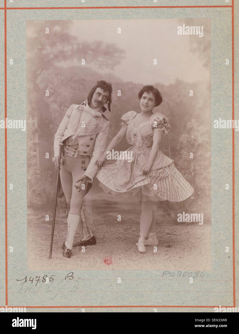 Mlle Rosita Mauri et M. Hansen jouent dans le ballet-pantomime en deux actes L'étoile au Théâtre national de l'Opéra-Palais Garnier, Paris, en 1897, enregistré dans une épreuve photographique de démonstration de l'Atelier Nadar. Banque D'Images