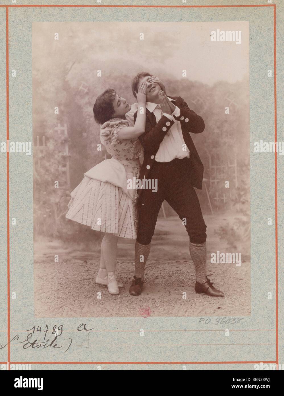 Mlle Rosita Mauri et M. Ladan jouent dans le ballet-pantomime en deux actes L'étoile au Théâtre national de l'Opéra-Palais Garnier, Paris, en 1897, enregistré dans une épreuve photographique de démonstration de l'Atelier Nadar. Banque D'Images