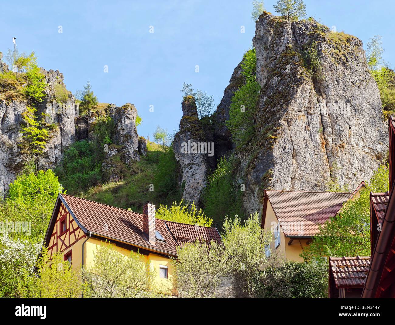 Formations rocheuses calcaires au-dessus des collines vertes, Pottenstein, haute-Franconie, Franconie, Bavière, Allemagne, Suisse franconienne Banque D'Images
