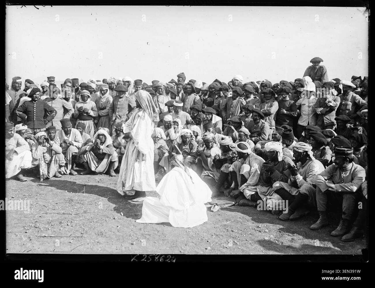 Une photographie de presse de 1913 enregistre une célébration de la Pentecôte pour le 14e bataillon de chasseurs alpins, avec des tirailleurs marocains effectuant une manifestation cérémonielle lors des campagnes coloniales françaises au Maroc. Banque D'Images