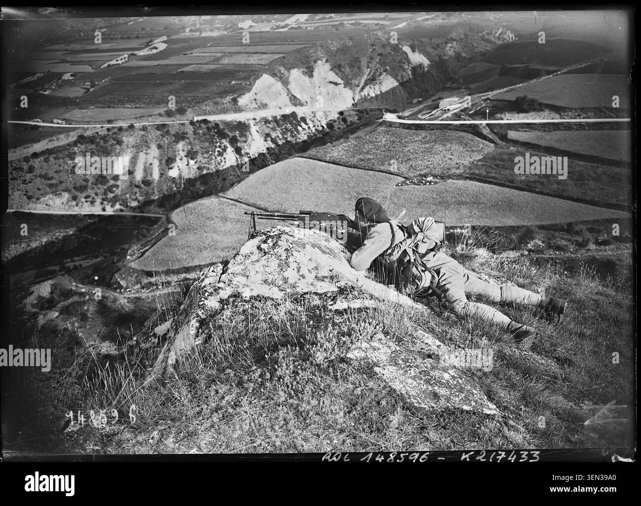 Des tireurs effectuent des manœuvres militaires sur les hauteurs d'Aussois en 1930. Cette photographie de presse montre des chasseurs alpins de l'armée française lors d'exercices d'entraînement en haute-Maurienne, Savoie, France. Banque D'Images